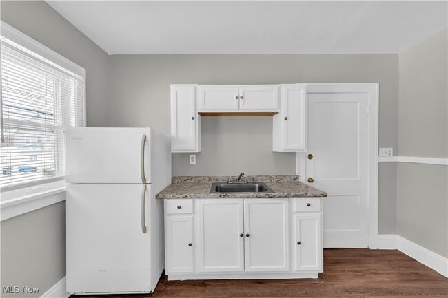 Building Photo - 3219 W 116th St