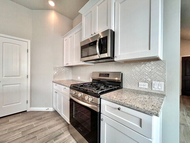 Building Photo - Charming 3-Bed, 2-Bath Home with Modern Up...
