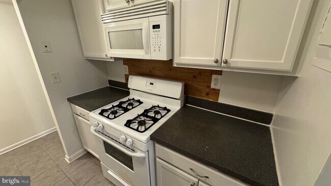 Building Photo - 3790 Lyndhurst Dr