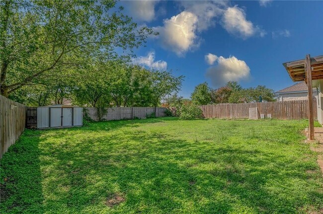 Building Photo - 1000 Honeysuckle Dr