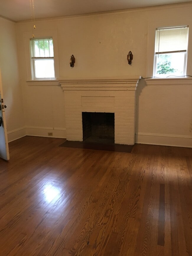 Building Photo - Wonderful 2 Bedroom 1.5 Bathroom