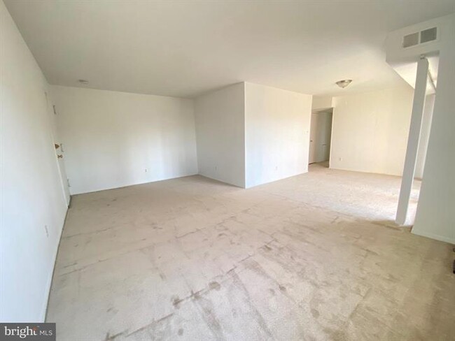 Building Photo - Spacious top-floor garden condo with updat...