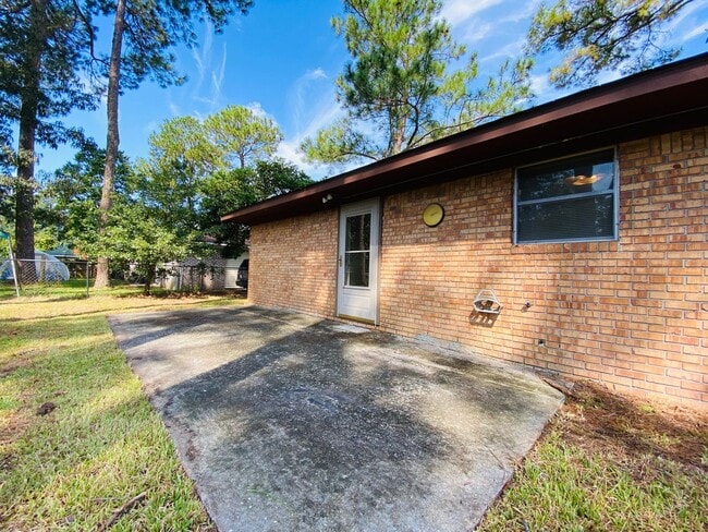 Building Photo - AVAILABLE NOW  [PET FRIENDLY]