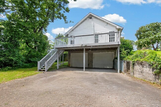 Building Photo - 3008 Lakeshore Dr