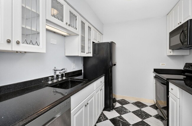 Building Photo - 2500 N Lakeview Ave