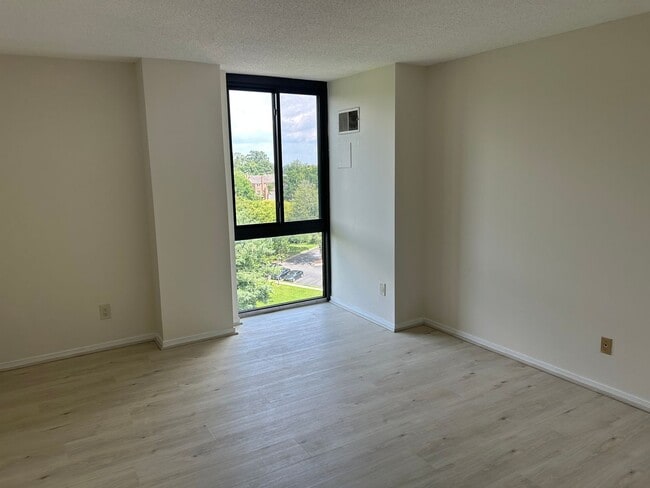 Building Photo - 2br 2bath home in Idylwood Towers ready fo...