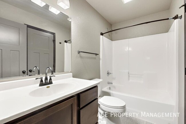 Building Photo - 513 Pride Ct