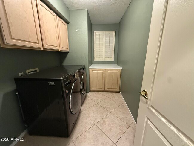 Building Photo - 5170 W Ivanhoe St