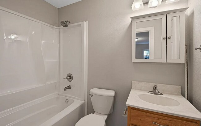 Building Photo - 4 bedroom 2 bathroom located in Champaign-...