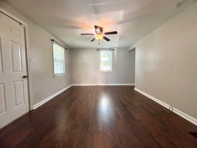 Building Photo - 4 Bedroom 2 Bathroom in Harrisburg!
