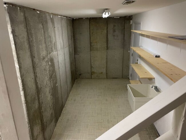 Building Photo - Beautiful 2 Bed, 1.5 Bath Townhome on the Edge of the Desirable Hill Neighborhood Available for Rent