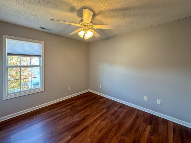 Building Photo - Beautiful 4 Bed 2.5 Bath Home with Fenced Backyard