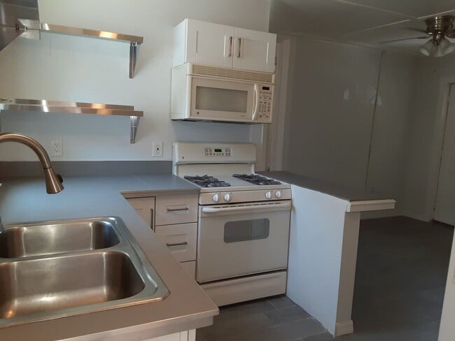 Building Photo - Just leased-Annual unfurnished 2/1 SFH wit...