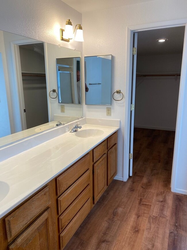 Building Photo - Spacious 4 Bed Home with 3 Car Garage off of Vista!!!!!