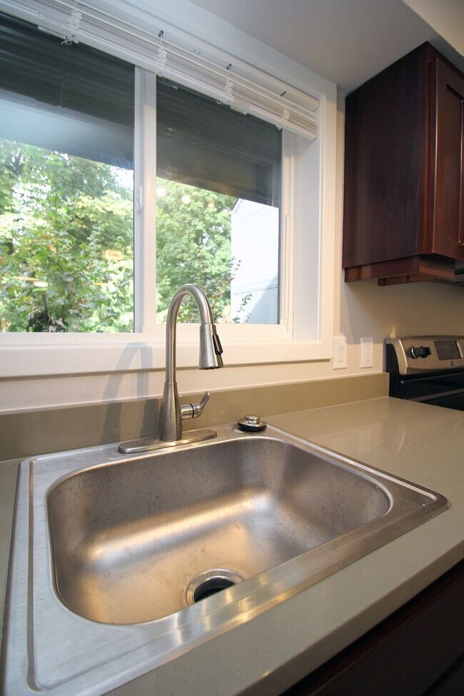 Building Photo - 4 Touchstone Dr