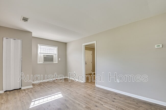 Building Photo - 128 E Hall St