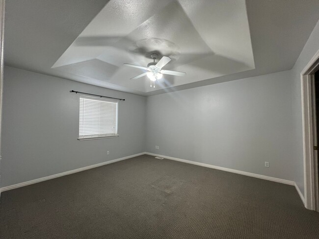 Building Photo - Large 5 Bedroom 2 Bathroom 2 Car Garage