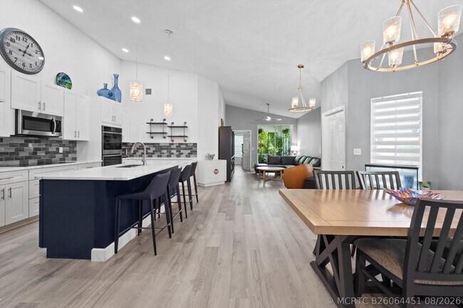 Building Photo - 10761 Pelican Dr