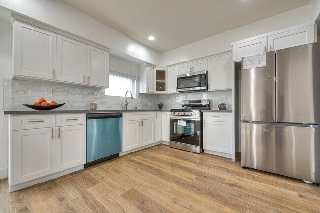 Building Photo - 11726 Hamlin St