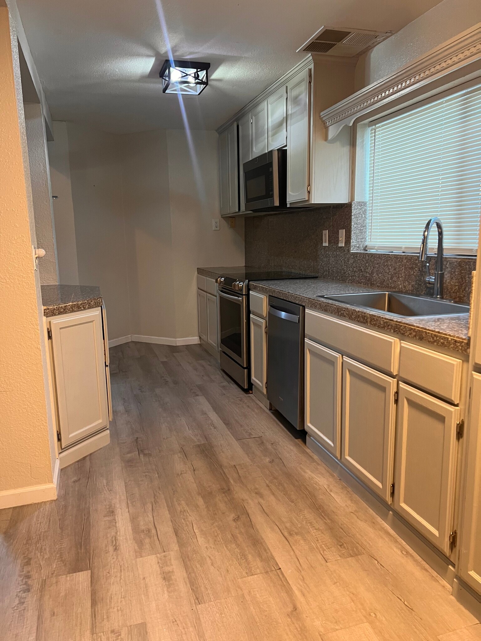 Kitchen - 1403 E Monte Vista Ave