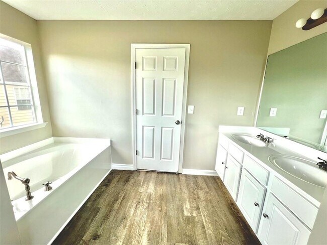 Building Photo - 2312 Oak Glenn Cir