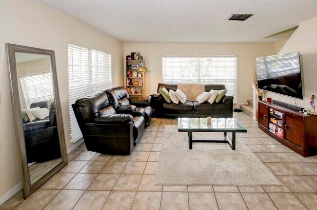 Building Photo - 637 Kensington Lake Cir