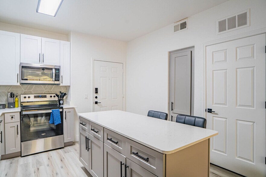 Building Photo - 6610 N 93rd Ave