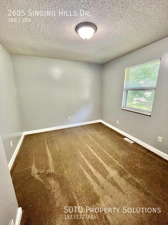 Building Photo - 2605 Singing Hills Dr
