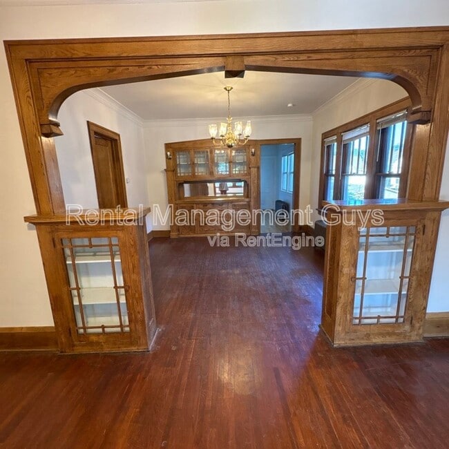 Building Photo - 709 N Oliver Ave