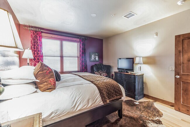 Building Photo - Downtown Frisco! Tons of space, amazing lo...