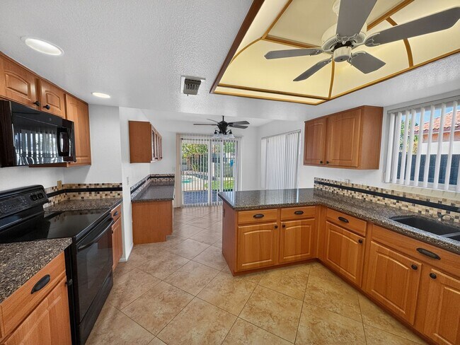 Building Photo - Spacious 4 Bedroom Pool Home in Quiet Cul De Sac