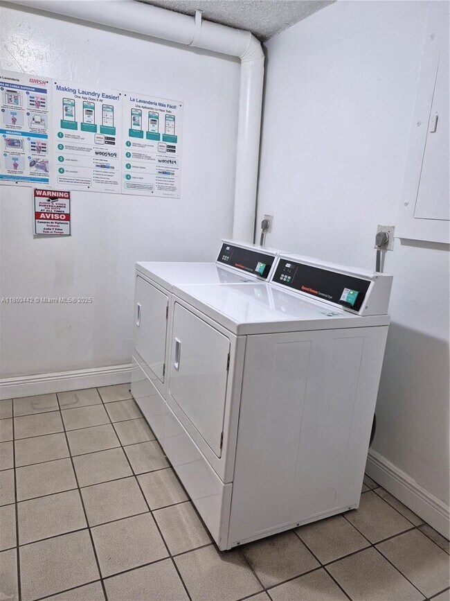 Building Photo - 9320 Fontainebleau Blvd