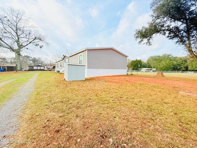 Building Photo - Spacious 5-Bedroom Home on Half an Acre