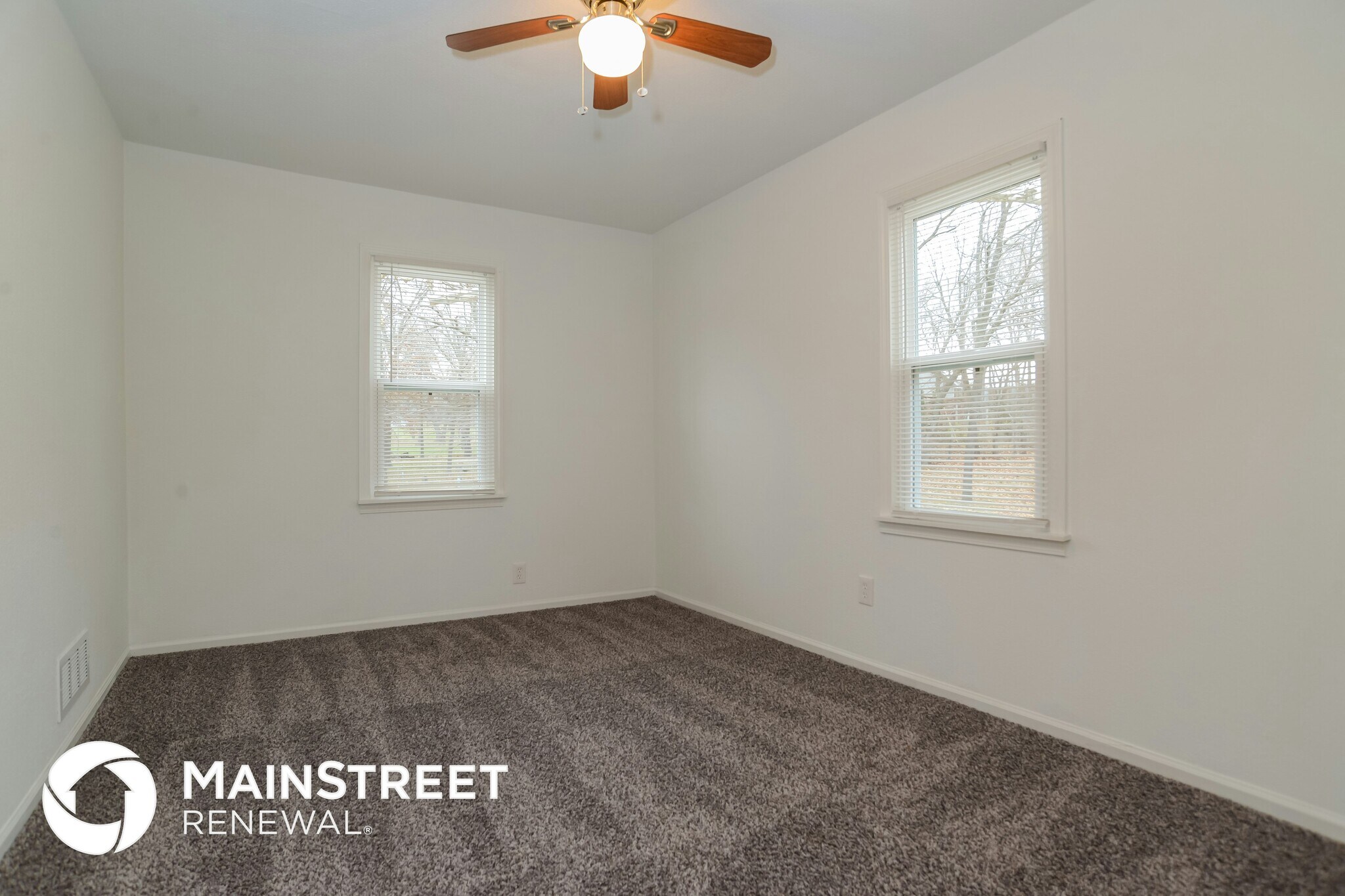 Building Photo - 7411 NW Oak Dr