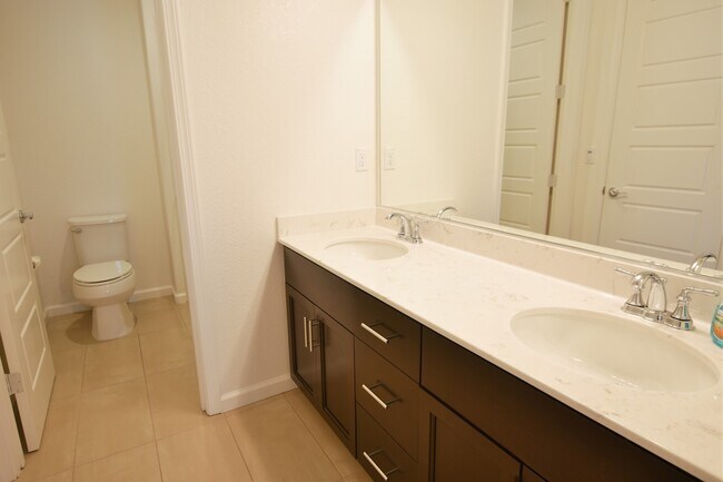 Building Photo - Gorgeous Modern 4 Bedroom 3.5 Bath in Stel...