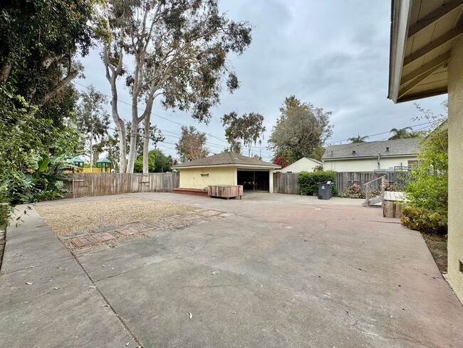 Building Photo - Beautiful 3Bd/1.5Ba Available In Santa Ana