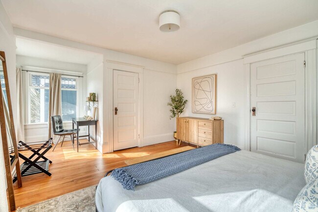 Building Photo - 1032-1036 Southeast 12th Avenue-SI ID1309849P