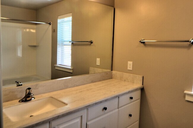 Building Photo - 3 bed 2.5 bath townhome in Salem