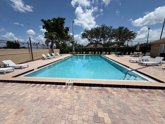 Building Photo - 5325 Summerlin Rd