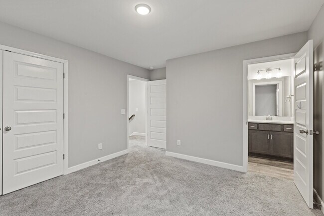 Building Photo - Luxury End-Unit Townhome Near 386 & Long Hollow Pike | Designer Finishes, Prime Location & Mainte...