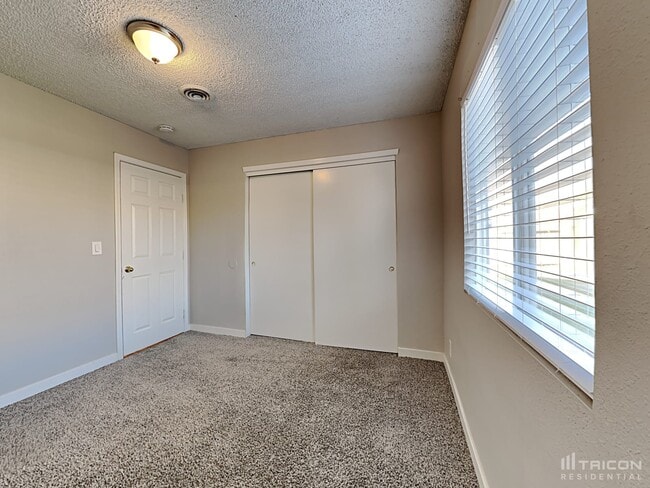 Building Photo - 1373 Hobart Dr