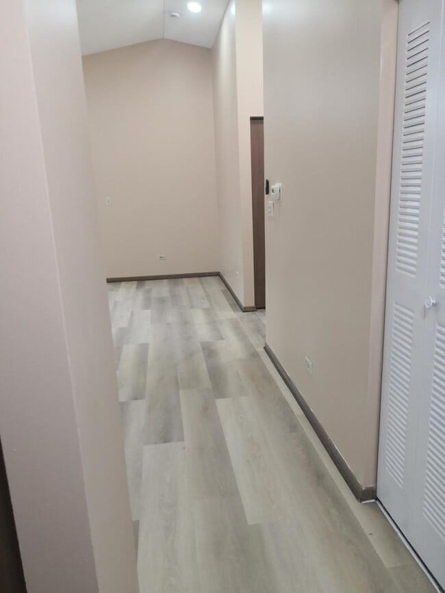 Building Photo - 709 Dartmouth Dr