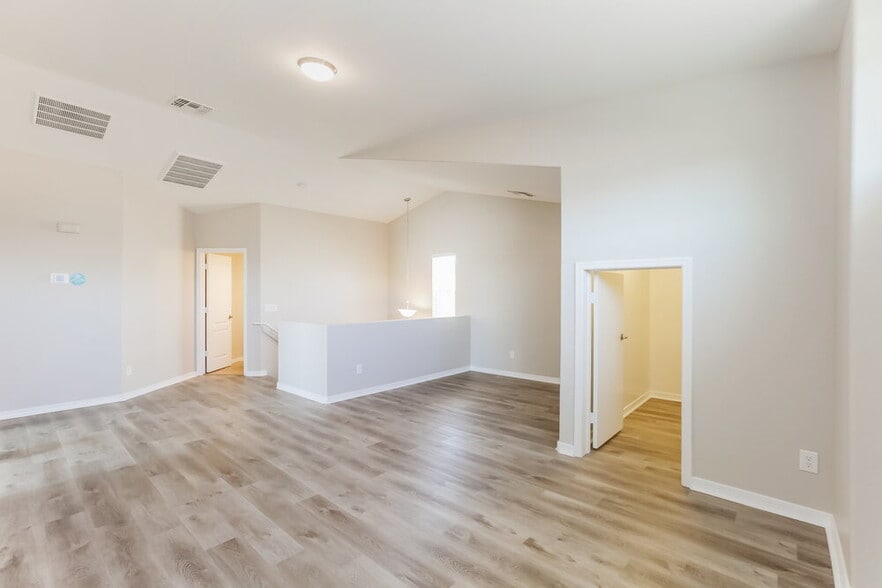 Building Photo - 1155 S Osborn Ln