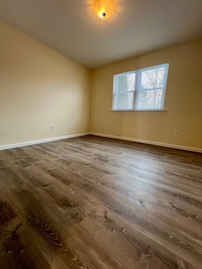 Building Photo - Gorgeous 1st Floor Apartment in Telford with Parking Spot! Available NOW!