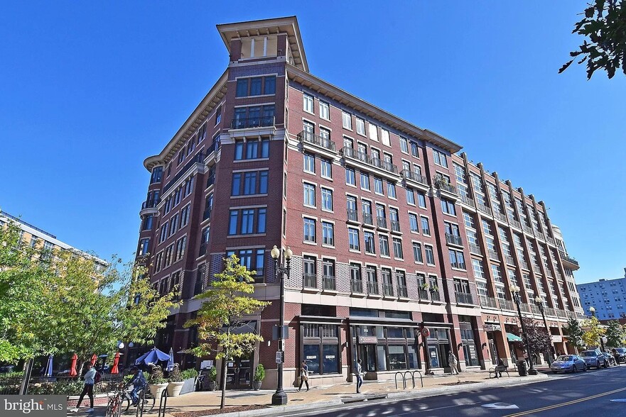 Building Photo - 1390 Kenyon St NW