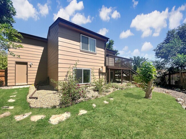 Building Photo - $0 DEPOSIT OPTION. DESIRABLE DAKOTA STATION SPLIT-LEVEL HOME WITH 3 BEDROOMS, 2 BATHS, AND SPACIO...