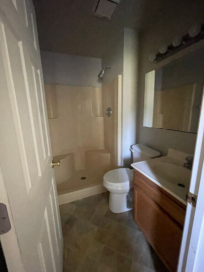 Building Photo - 3 Bed 2 Bath House For Rent in Winfield, MO