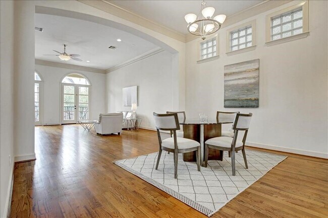 Building Photo - 2318 Welch St