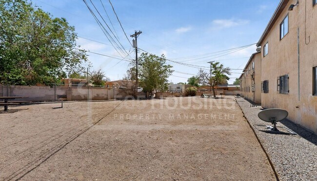 Building Photo - Spacious 2-Bedroom Unit Near Kirtland Air Force Base