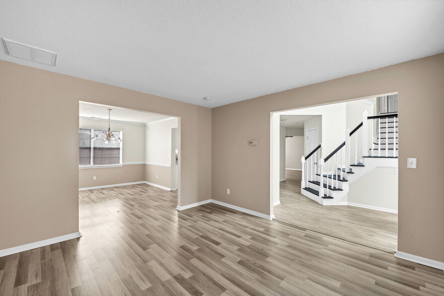 Building Photo - 3136 Sacramento Dr